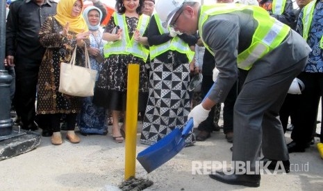 Wali Kota Bandung Ridwan Kamil melakukan groundbreaking jalan tembus yang menghubungkan Jalan Kopo dan Jalan Cibaduyut, Kota Bandung, Rabu (14/2). Ditargetkan sebelum Hari Raya Idul Fitri tahun ini jalan baru itu bisa digunakan.