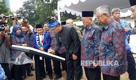 Wali Kota Bandung, Ridwan Kamil melakukan peletakan batu pertama pembangunan gedung Dekanat Universitas Islam Bandung (Unisba), Rabu (17/1). 