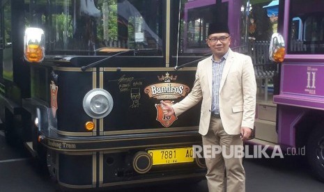 Wali Kota Bandung, Ridwan Kamil meluncurkan 12 Bandung Tour On Bus (Bandros) sebagai sarana kendaraan yang bisa digunakan wisatawan, Jumat (19/1).