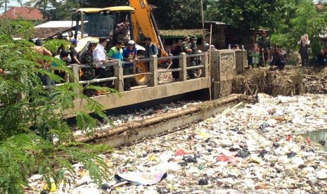 Wali Kota Bandung Ridwan Kamil memantau langsung pengerukan sampah di aliran sungai Cikapundung di Cijagra, Kabupaten Bandung, Kamis (24/3). 