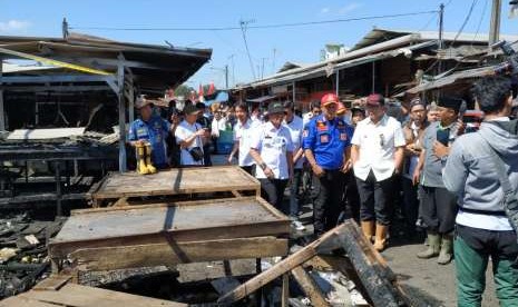 Wali Kota Bandung Ridwan Kamil memantau sisa kebakaran di Pasar Gedebage, Kota Bandung, Selasa (4/9). 