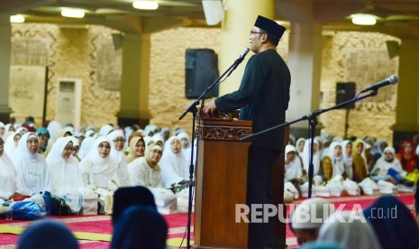 Wali Kota Bandung Ridwan Kamil memberikan  pada  jamaah haji Kota Bandung (Ilustrasi). (Republika/Edi Yusuf)