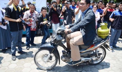  Wali Kota Bandung, Ridwan Kamil mencoba sepeda motor berbahan bakar gas elpiji karya siswa SMKN 8 Bandung, Kamis (31/10).   (Republika/Edi Yusuf)