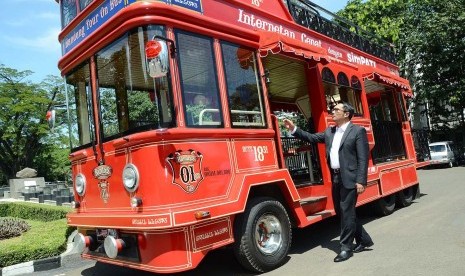 Wali Kota Bandung Ridwan Kamil mengamati di bus wisata keliling kota yaitu Bandung Tour On Bus (Bandros) di Balai Kota Bandung, Kamis (17/4).