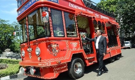 Wali Kota Bandung Ridwan Kamil mengamati di bus wisata keliling kota yaitu Bandung Tour On Bus (Bandros) di Balai Kota Bandung, Kamis (17/4). 