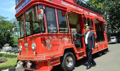 Wali Kota Bandung Ridwan Kamil mengamati di bus wisata keliling kota yaitu Bandung Tour On Bus (Bandros) di Balai Kota Bandung, Kamis (17/4). 