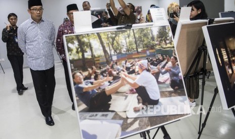 Wali Kota Bandung Ridwan Kamil mengunjungi pameran foto di gedung Bandung Creative Hub (BCH), Bandung, Jawa Barat, Kamis (28/12).