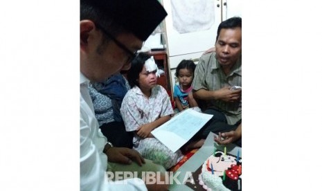 Wali Kota Bandung Ridwan Kamil mengunjungi Rachel Herliani (11), bocah korban kekerasan yang diduga dilakukan nenek tirinya, Kamis (26/10). Rachel kini diangkat menjadi warga Kota Bandung setelah sebelumnya warga Kabupaten Bandung Barat.