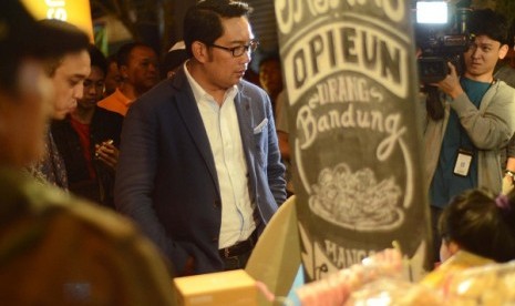 Wali Kota Bandung Ridwan Kamil meninjau Braga Culinary Night Jl Braga Kota Bandung, Sabtu (8/2) 