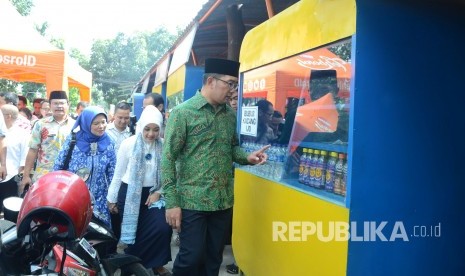 Wali Kota Bandung Ridwan Kamil meninjau kios-kios PKL pada meresmikan Wisata Kuliner Pelangi Balong Gede, di Jalan Balong Gede, Kota Bandung, Kamis (8/2).