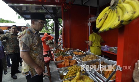 Wali Kota Bandung Ridwan Kamil meninjau kios pedagang kaki lima (PKL) di Skywalk Cihampelas, Kota Bandung, Kamis (2/2).