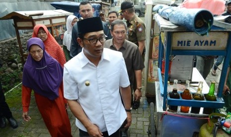 Wali Kota Bandung Ridwan Kamil meninjau tempat relokasi PKL di salah satu tempat parkir, Jl Purnawarman, Kota Bandung, Senin (14/3). (Republika/Edi Yusuf)