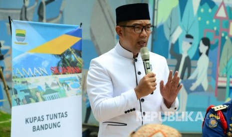 Wali Kota Bandung Ridwan Kamil menjawab pertanyaan wartawan pada acara Bandung menjawab di Balai Kota Bandung, Selasa (21/11).