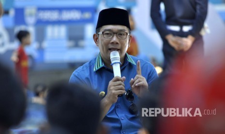 Wali Kota Bandung, Ridwan Kamil menjelaskan paparannya saat acara Bandung Menjawab di Taman Sejarah Kota Bandung, Jalan Aceh, Kota Bandung, Kamis (18/5).