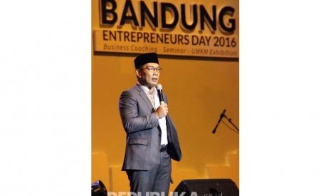 Wali Kota Bandung Ridwan Kamil menyampaikan materi pada seminar Bandung Enterpreneurs Day 2016 di Gedung Sabuga, Kota Bandung, Ahad (22/5).  (Republika/ Dede Lukman Hakim)