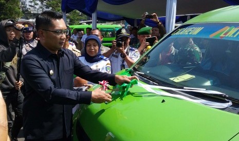 Wali Kota Bandung Ridwan Kamil meresmikan angkot trayek 08 jurusan Cicaheum-Leuwipanjang sebagai pengganti trayek 05 jurusan Cicaheum-Cibaduyut yang telah dinonaktifkan. Peresmian trayek baru tersebut diwarnai aksi protes dari ojek pangkalan Antapani.