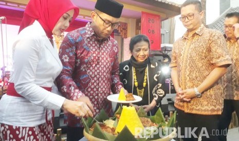 Wali Kota Bandung Ridwan Kamil meresmikan Chinatown Bandung di Jalan Kelenteng, Ahad (20/8).