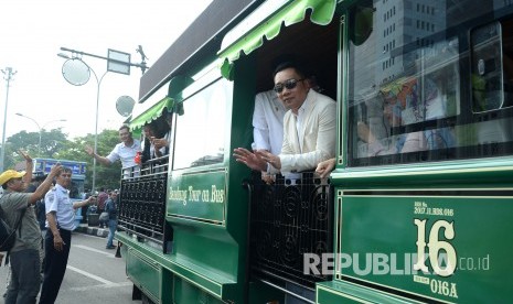 Wali Kota Bandung Ridwan Kamil naik Bandung Tour on Bus (Bandros), di Alun-alun Kota Bandung, Selasa (13/2).