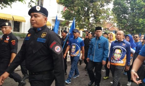 Wali Kota Bandung, Ridwan Kamil saat berjalan menuju acara deklarasi Partai Nasdem usung Ridwan Kamil sebagai calon Gubernur Jawa Barat, Ahad (19/3).