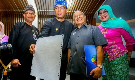 Wali Kota Bandung Ridwan Kamil saat meluncurkan Akta Kelahiran Braille dan Kartu Identitas Anak di Gedung Serbaguna Balai Kota Bandung, Rabu (28/12).