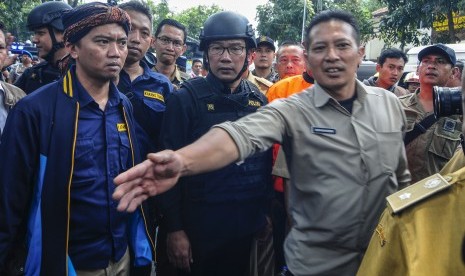 Wali Kota Bandung Ridwan Kamil (tengah) mengecek lokasi penangkapan terduga teroris di Kantor Kelurahan Arjuna, Bandung, Jawa Barat, Senin (27/2).