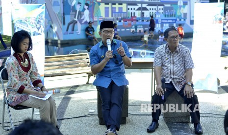 Wali Kota Bandung, Ridwan Kamil (tengah) menjelaskan paparannya didampingi Wakil Walikota Bandung, Oded M Danial saat acara Bandung Menjawab di Taman Sejarah Kota Bandung, Jalan Aceh, Kota Bandung, Kamis (18/5).