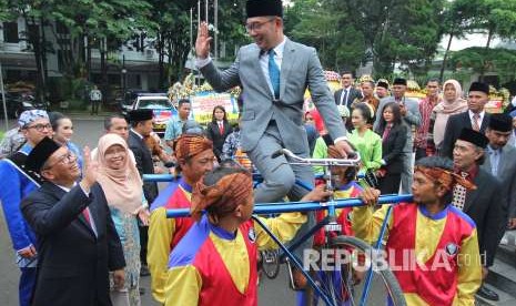 Wali Kota Bandung sebelumnya yang saat ini menjabat Gubernur Jawa Barat Ridwan Kamil (Emil) melambaikan tangan kepada Wali Kota Bandung Oded M Danial yang sebelumnya menjabat sebagai Wakil Wali Kota Bandung pada acara serah terima jabatan wali kota yang dirangkaikan dengan pisah sambut di Plaza Balai Kota Bandung, Jumat (21/9).