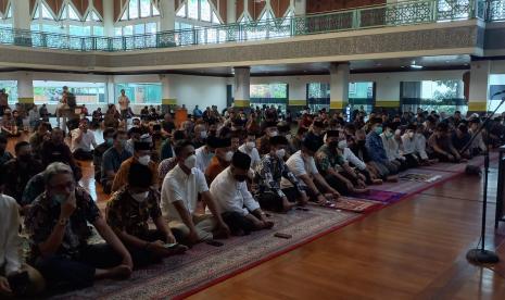 Wali Kota Bandung Yana Mulyana bersama jajaran di lingkungan pemerintah Kota Bandung menggelar doa bersama atas meninggalnya Emmeril Khan Mumtaz yang akrab disapa Eril anak sulung Gubernur Jawa Barat Ridwan Kamil di Masjid Al-Ukhuwah Kota Bandung, Jumat (3/6/2022).