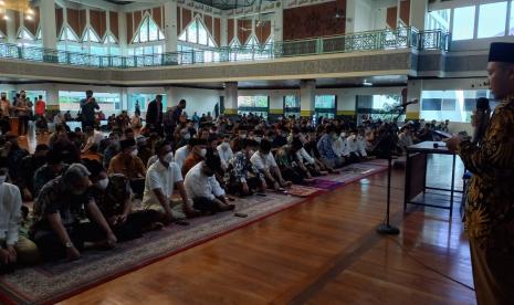 Wali Kota Bandung Yana Mulyana bersama jajaran di lingkungan pemerintah Kota Bandung menggelar doa bersama atas meninggalnya Emmeril Khan Mumtaz yang akrab disapa Eril anak sulung Gubernur Jawa Barat Ridwan Kamil di Masjid Al-Ukhuwah Kota Bandung, Jumat (3/6/2022). 