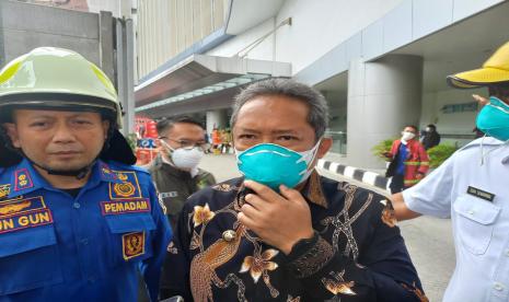 Wali Kota Bandung Yana Mulyana didampingi Kepala Diskar PB Kota Bandung Gun Gun Sumaryana dan Sekda Kota Bandung Ema Sumarna meninjau kebakaran di RSUD Bandung Kiwari, Rabu (1/2/2023). 