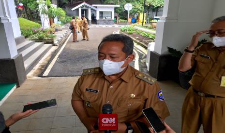 Wali Kota Bandung Yana Mulyana menghadiri penandatangan kerjasama antara Pemkot Bandung dan TNI AD di Pendopo Kota Bandung, Senin (12/9/2022). 