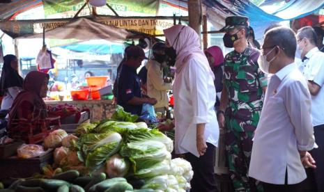 Wali Kota Batu, Dewanti Rumpoko dan Wakil Wali Kota Batu, Punjul Santoso, melakukan inspeksi mendadak (sidak) di Pasar Relokasi Kota Batu, Rabu (14/12/2022). Kegiatan ini dilakukan mengingat akan memasuki masa Natal 2022 dan Tahun Baru (Nataru) 2023. 