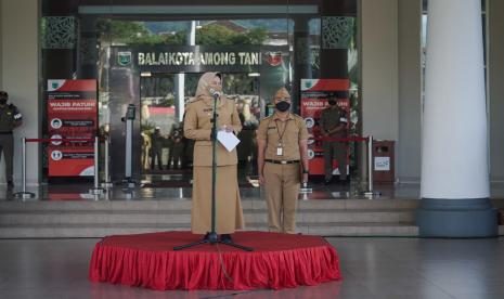 Wali Kota Batu, Dewanti Rumpoko mengingatkan para Aparatur Sipil Negara (ASN) untuk mempersiapkan diri sebelum Hari Raya Idul Fitri. Hal ini diungkapkan Dewanti saat menyelenggarakan apel di Balai Kota Batu, Senin (25/4/2022).