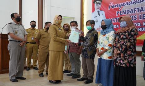 Wali Kota Batu, Dewanti Rumpoko menyerahkan Sertifikat Pendaftaran Tanah Sistematis Lengkap (PTSL) kepada warga Desa Sidomulyo, Kecamatan Batu, Kota Batu, Senin (23/5/2022). 