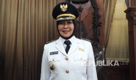 Wali Kota Batu Dewanti Rumpoko  seusai dilantik olek Gubernur Jawa Timur Soekarwo di Gedung Negara Grahadi, Jalan Gubernur Suryo, Surabaya, Rabu (27/12).