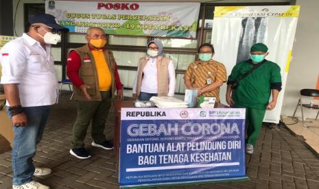 Wali Kota Bekasi Rahmat Efendi menerima bantuan berupa alat kesehatan dari BPJS Kota Bekasi.