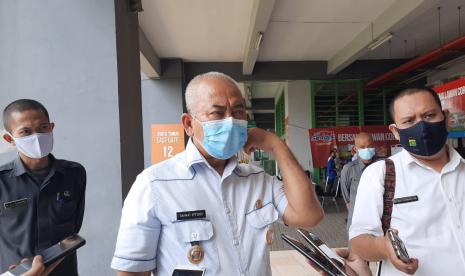 Wali Kota Bekasi Rahmat Effendi alias Pepen.  Wali Kota Bekasi, Rahmat Effendi, dengan mengeluarkan aturan turunan lewat Instruksi Ketua Satuan Tugas Penanganan Corona Virus Disease 2019 (Covid-19) Kota Bekasi Nomor: 443.1./34/Set.Covid-19 Tentang Pemberlakuan Pembatasan Kegiatan Masyarakat Dalam Upaya Pengendalian Penyebaran Corona Virus Disease 2019 (Covid-19) Kota Bekasi.