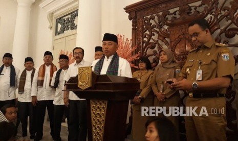 Wali Kota Bekasi Rahmat Effendi atau Pepen memberikan keterangan perihal kedatangannya ke Balai Kota DKI Jakarta, Senin (22/10). 