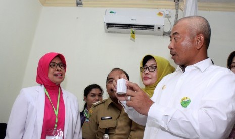 Wali Kota Bekasi Rahmat Effendi (kanan) berbincang dengan dokter yang menunjukkan jenis vaksin balita saat meninjau pelaksanaan vaksinasi ulang, di rumah sakit Rawalumbu, Bekasi, Jawa Barat, Selasa (26/7).