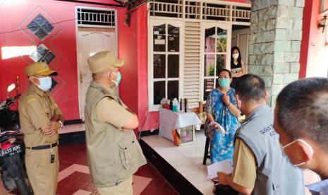 Wali Kota Bekasi, Rahmat Effendi kunjungi pasien isoman di wilayahnya dengan jarak yang dekat. 