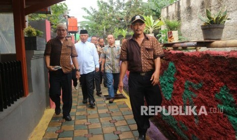 Wali Kota Bekasi, Rahmat Effendi meresmikan wilayah yang telah dibenahi di kawasan permukiman kumuh menjadi Kota Bekasi menjadi kampung warna-warni, Kamis (8/2). 