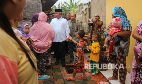 Wali Kota Bekasi, Rahmat Effendi meresmikan wilayah yang telah dibenahi di kawasan permukiman kumuh menjadi Kota Bekasi menjadi kampung warna-warni, Kamis (8/2). 