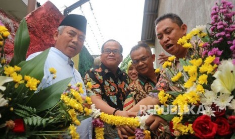 Wali Kota Bekasi, Rahmat Effendi meresmikan wilayah yang telah dibenahi di kawasan permukiman kumuh menjadi Kota Bekasi menjadi kampung warna-warni, Kamis (8/2). 