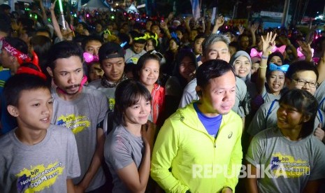 Wali Kota Bogor (berjaket) Bima Arya hadir sebagai salah satu dari dua ribu peserta BJB NovembeRun di halaman Kantor Pusat Bank BJB, Jl Naripan, Kota Bandung, Jumat (24/11).