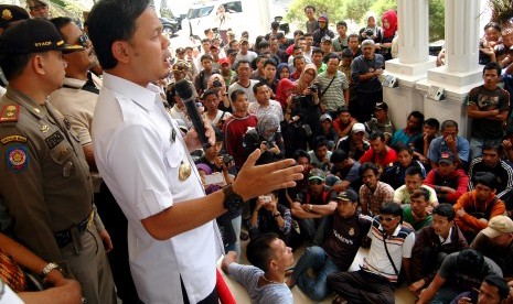 Wali Kota Bogor Bima Arya berbicara di hadapan ratusan supir angkot yang berunjukrasa di Balai Kota, Kota Bogor, Jawa Barat, Kamis (28/4).