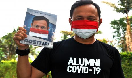 Wali Kota Bogor Bima Arya berpose dengan buku karyanya yang berjudul Positif! saat peluncuran di Pendopo 6, Baranangsiang Indah, Kota Bogor, Jawa Barat, Sabtu (13/6/2020). Buku berjudul Positif! setebal 148 halaman yang ditulis Bima Arya tersebut berisi pengalaman dan renungan selama menjalani perawatan dan isolasi sebagai pasien positif COVID-19 di RSUD Kota Bogor, sekaligus memberi kesadaran bagi semua orang untuk dapat mengikuti protokol kesehatan agar terhindar dari virus corona baru (COVID-19).