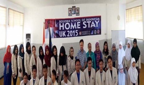 Wali Kota Bogor Bima Arya bersama para siswa Sekolah Bosowa Bina Insani peserta home stay ke Inggris, Jumat (20/11).