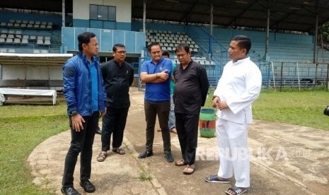 Wali Kota Bogor, Bima Arya (jaket biru) dan Kepala Dinas Pemuda dan Olahraga (Dispora) Kota Bogor, Eko Prabowo (baju putih) meninjai Stadion Pajajaran, Kota Bogor, Rabu (3/1). Stadion yang dibangun pada 1967 ini tengah direnovasi untuk dijadikan tempat latihan tim sepak bola saat Asian Games 2018 pada Agustus. 