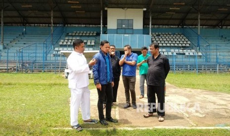 Wali Kota Bogor, Bima Arya (jaket biru) dan Kepala Dinas Pemuda dan Olahraga (Dispora) Kota Bogor, Eko Prabowo (baju putih) meninjai Stadion Pajajaran, Kota Bogor, Rabu (3/1). Stadion yang dibangun pada 1967 ini tengah direnovasi untuk dijadikan tempat latihan tim sepak bola saat Asian Games 2018 pada Agustus. 