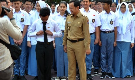 Wali Kota Bogor Bima Arya (kanan) berbincang dengan peserta didik baru saat menjadi pembina upacara Masa Pengenalan Lingkungan Sekolah (MPLS) di SMA Negeri 1, Kota Bogor